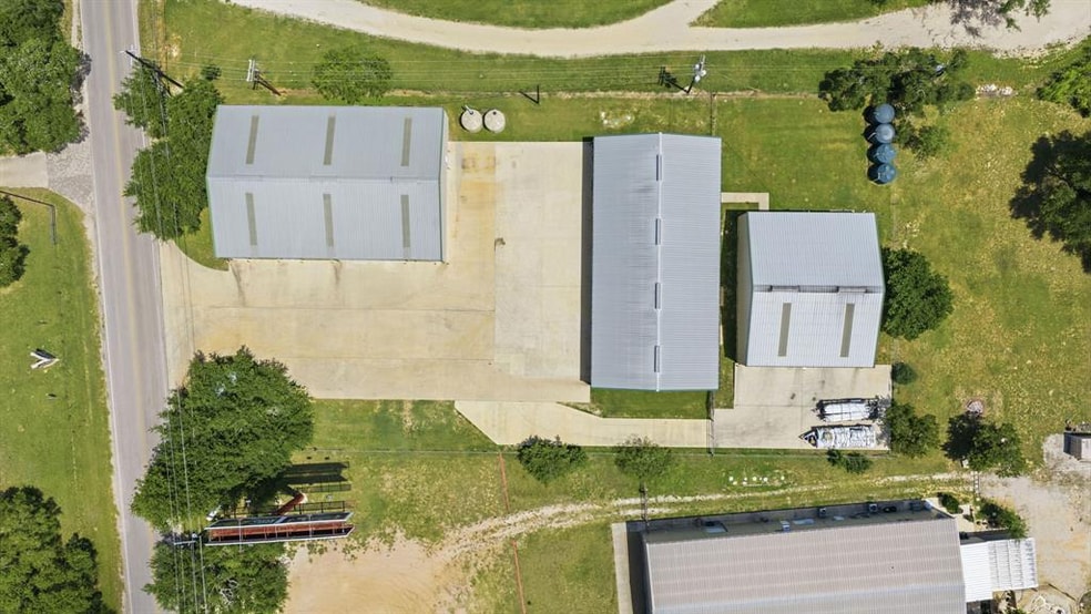 Portfolio of 3 Industrial Flex Buildings portfolio of 3 properties for sale on LoopNet.ca - Building Photo - Image 2 of 37