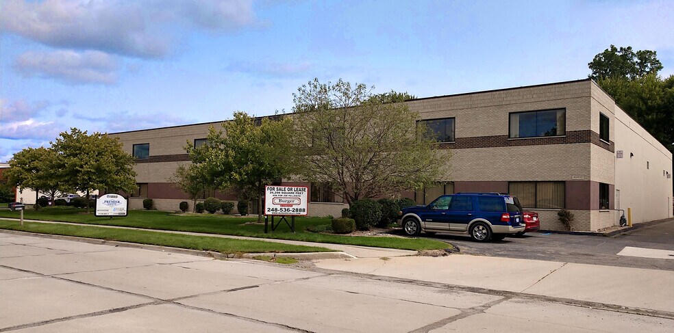 46400 Continental Dr, Chesterfield, MI à louer - Photo du bâtiment - Image 2 de 5