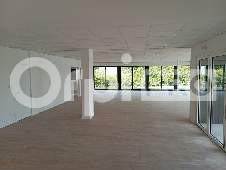 Flex in Cormontreuil for lease - Interior Photo - Image 2 of 6