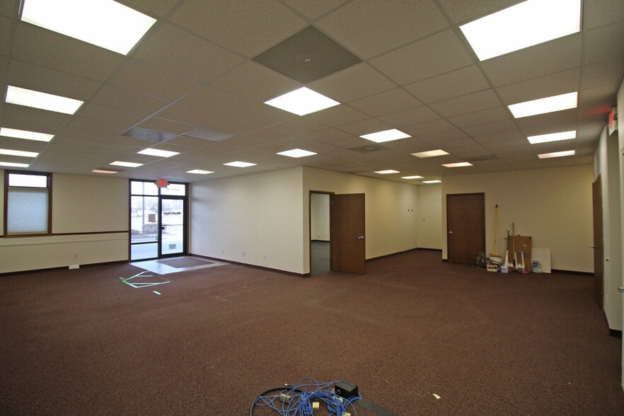 360 N Main St, Bluffton, IN for lease - Interior Photo - Image 2 of 5
