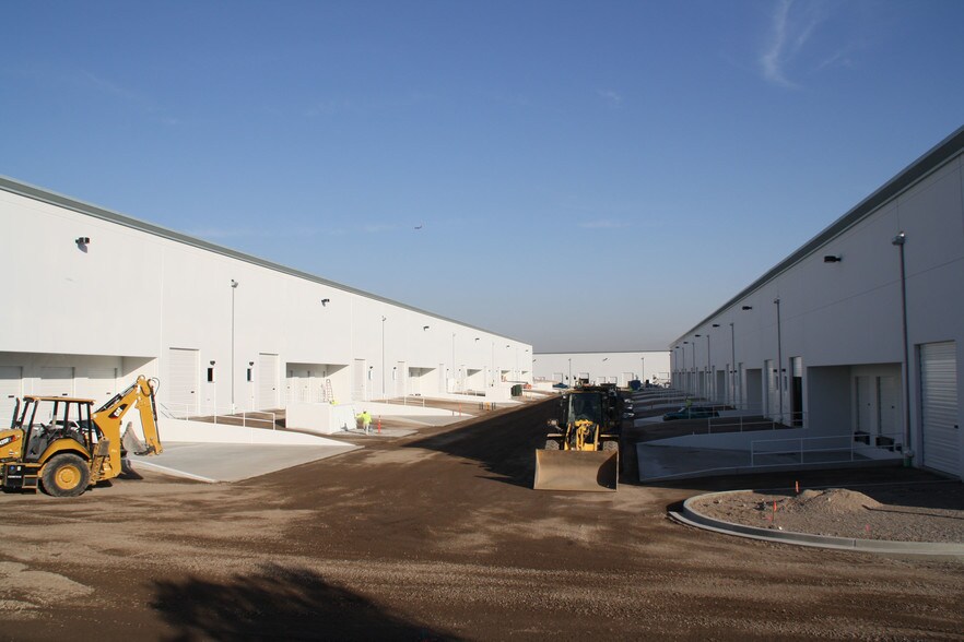 7355 Commercial Way, Henderson, NV à louer - Photo du bâtiment - Image 3 de 17
