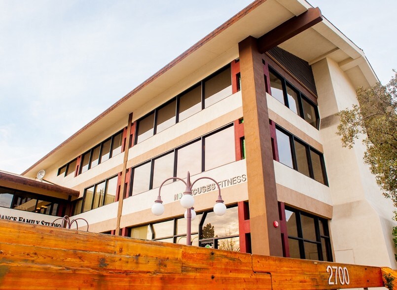 2700 E Foothill Blvd, Pasadena, CA à louer - Photo du bâtiment - Image 3 de 12