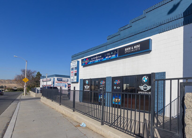 26524 Ruether Ave, Santa Clarita, CA à louer - Photo du bâtiment - Image 3 de 12