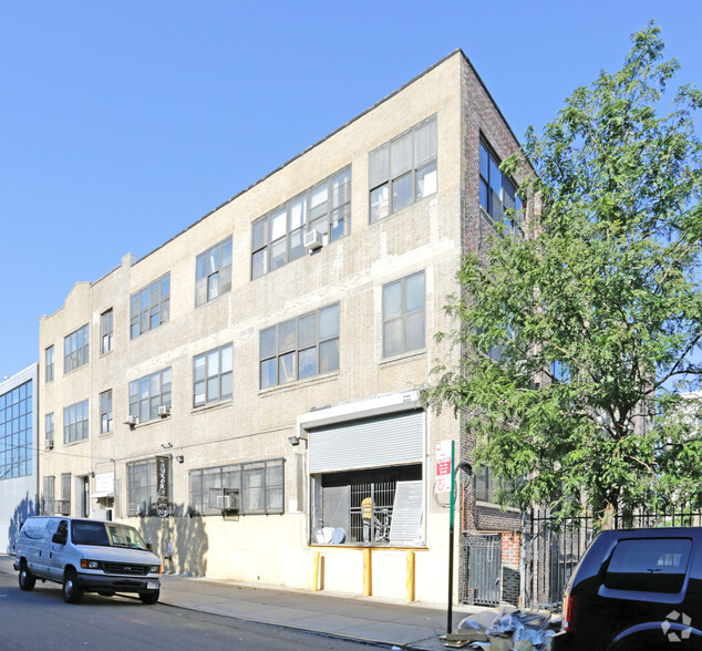 35-18 37th St, Long Island City, NY for lease - Building Photo - Image 1 of 3