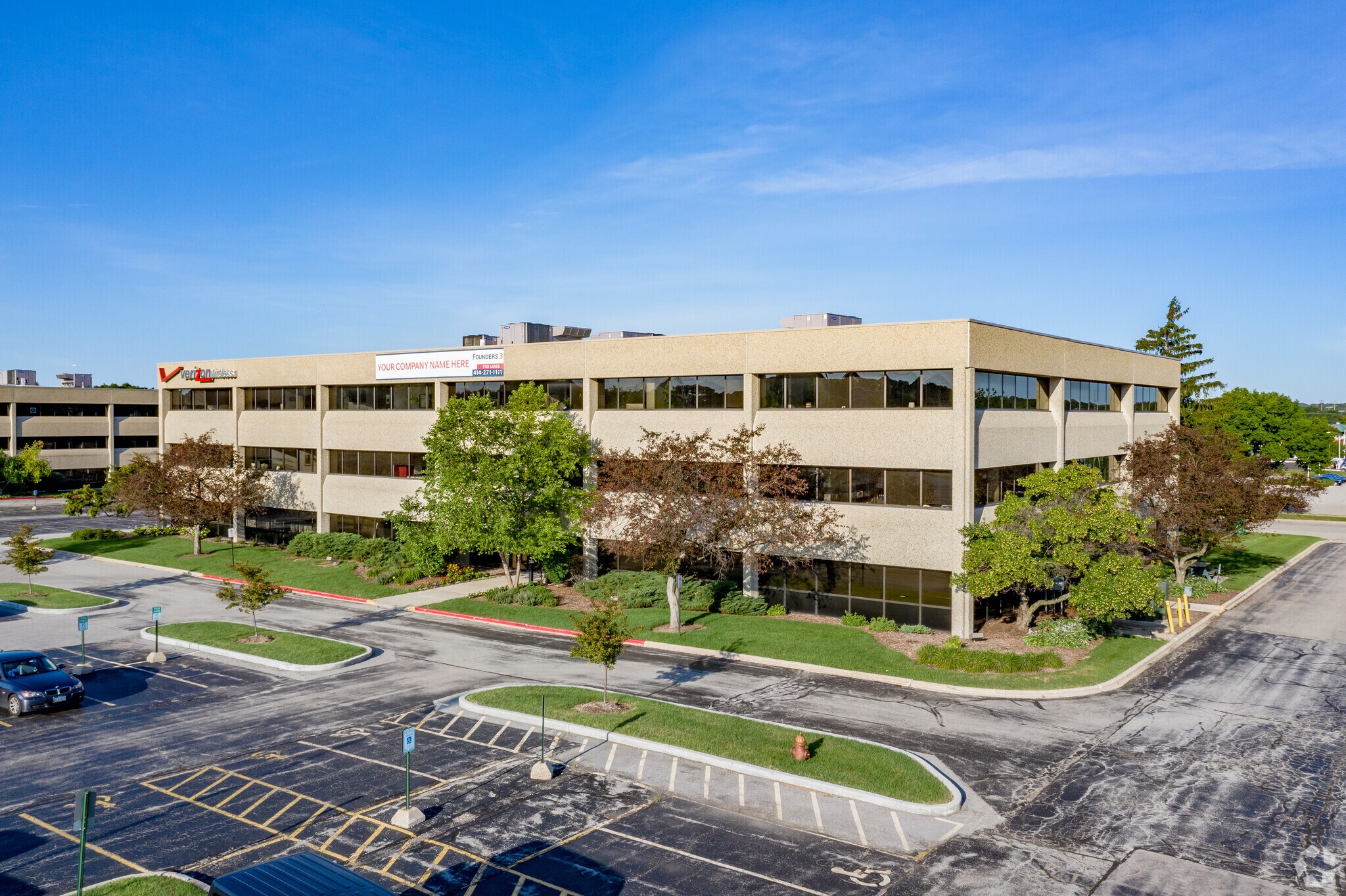 2514 S 102nd St, West Allis, WI à louer Photo du bâtiment- Image 1 de 13