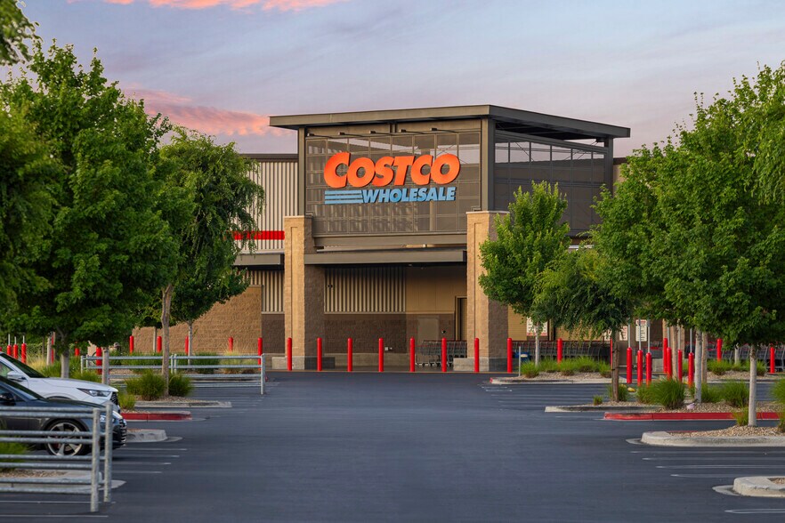 Elk Grove Blvd, Elk Grove, CA à louer - Photo du bâtiment - Image 2 de 6