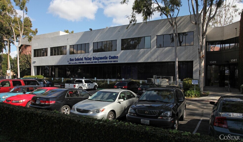 1521 W Cameron Ave, West Covina, CA à louer - Photo du bâtiment - Image 2 de 3