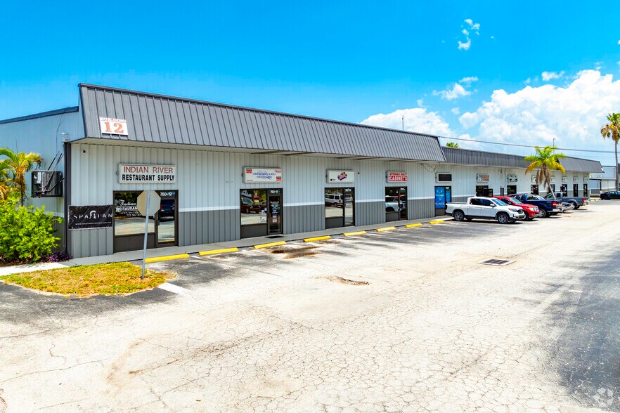 672 Old Dixie Hwy, Vero Beach, FL à louer - Photo du bâtiment - Image 3 de 12