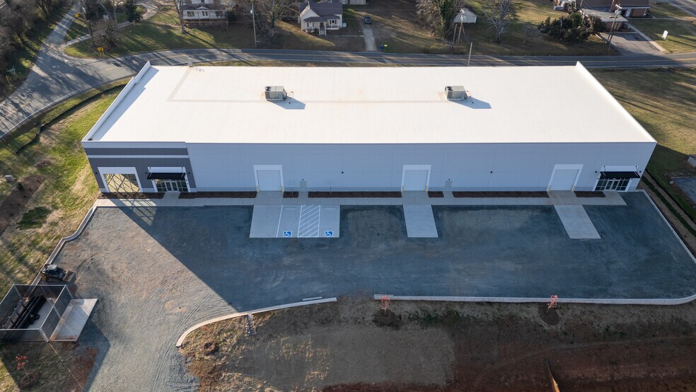 3641 Forrest Ave, Efland, NC à louer - Photo du bâtiment - Image 2 de 6