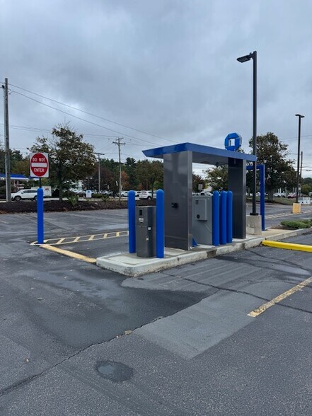 1051 S Willow St, Manchester, NH à louer - Photo du bâtiment - Image 3 de 7