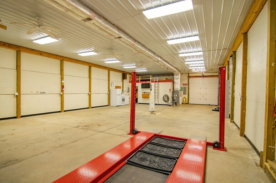 1260 Dixons Run Rd, Triadelphia, WV à vendre - Photo du bâtiment - Image 3 de 20