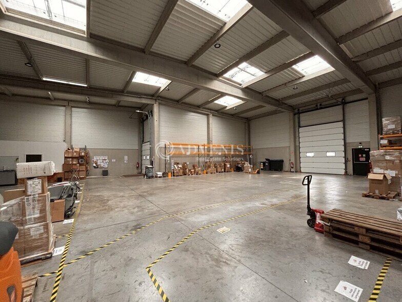 Industrial in Lesquin for lease - Building Photo - Image 2 of 9