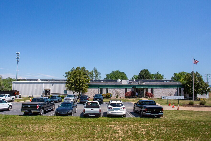 1401 Hopeman Pkwy, Waynesboro, VA à louer - Photo du bâtiment - Image 2 de 26