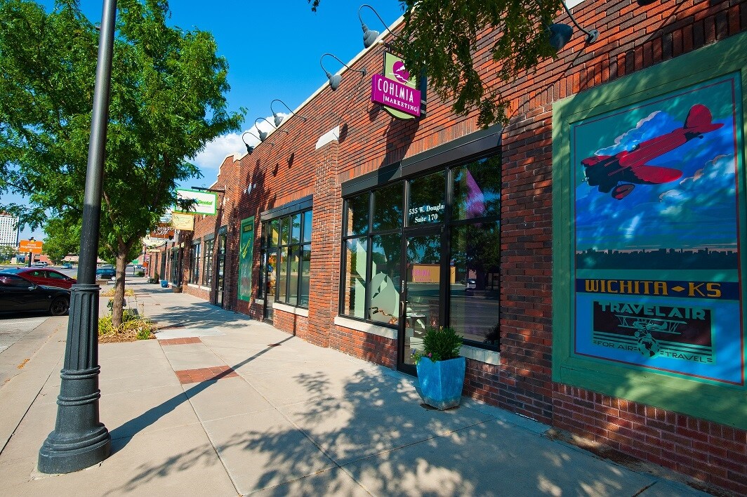 535 W Douglas Ave, Wichita, KS à louer Photo du bâtiment- Image 1 de 10