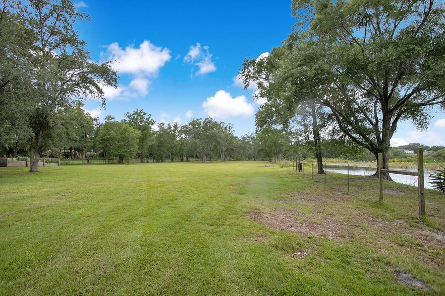 19616 Livingston Ave, Lutz, FL à vendre - Photo du bâtiment - Image 2 de 55