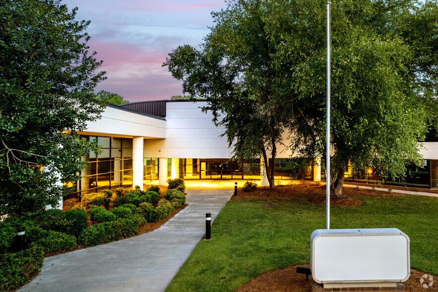 1251 Arrow Pine Dr, Charlotte, NC for lease - Building Photo - Image 3 of 26