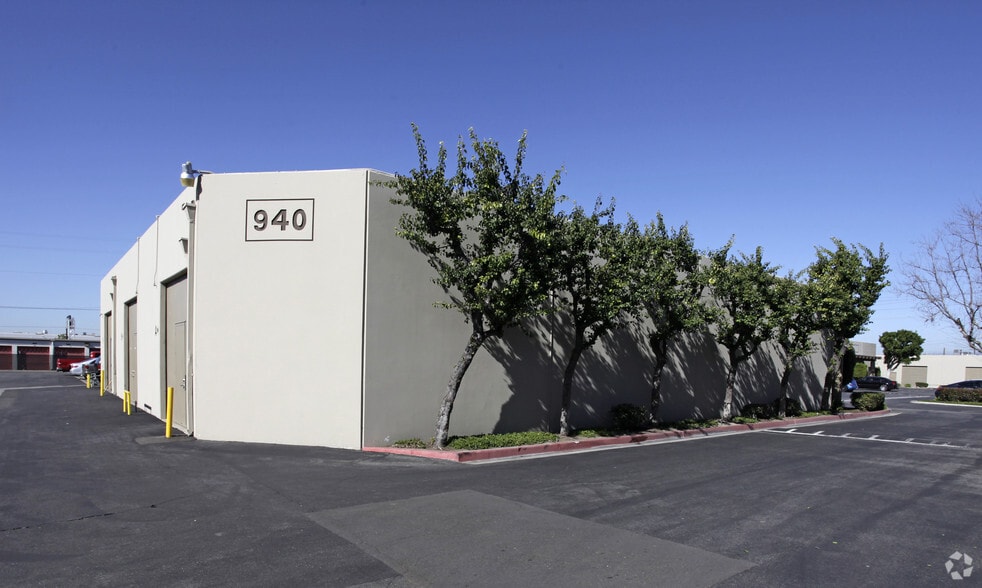 940 E Orangethorpe Ave, Anaheim, CA à louer - Photo du bâtiment - Image 3 de 5