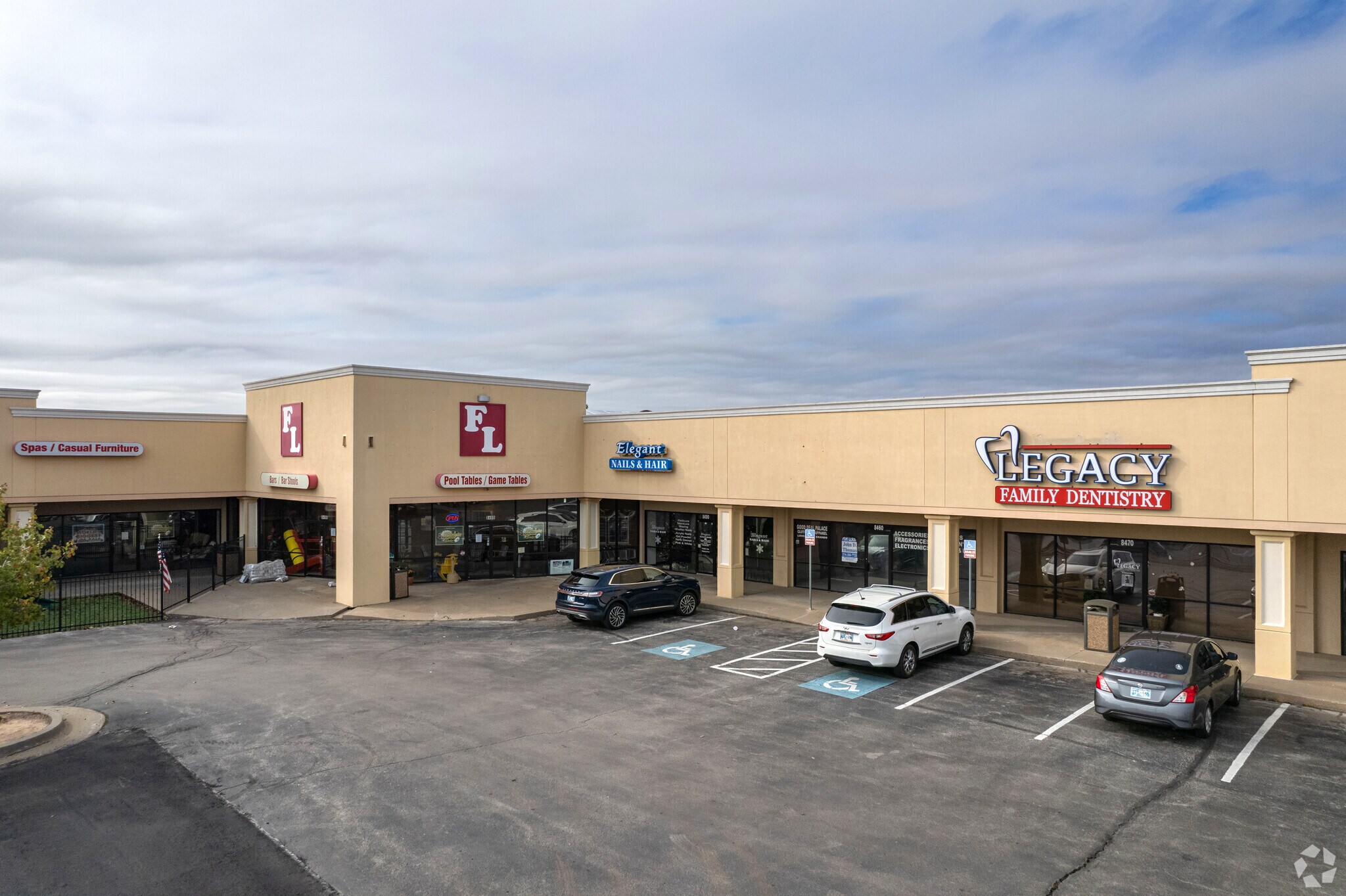 8320-8402 NW Expressway St, Oklahoma City, OK à louer Photo du bâtiment- Image 1 de 11