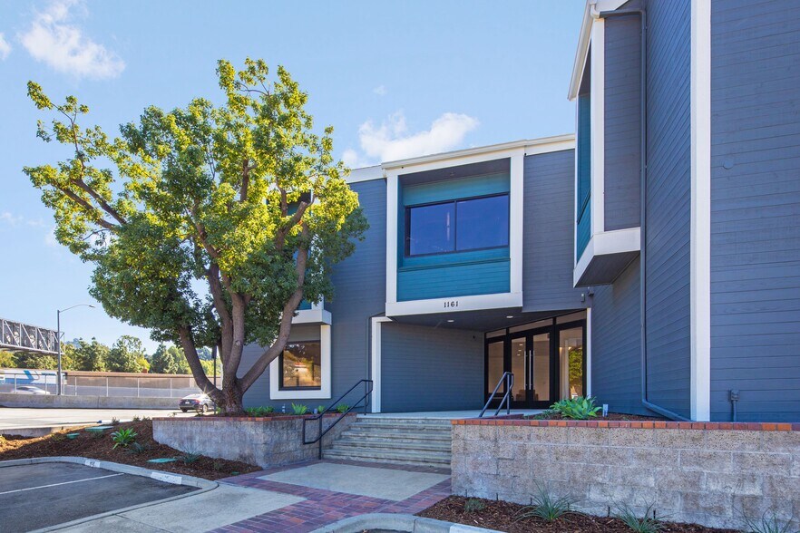 1161 Parkview Dr, Covina, CA à louer - Photo du bâtiment - Image 3 de 7