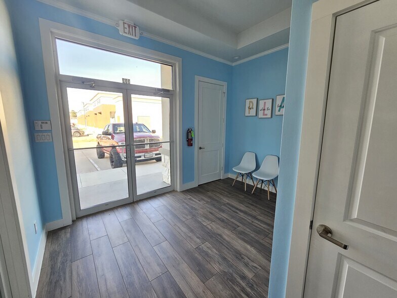 14547 Lake Business Dr, Conroe, TX à vendre - Photo du bâtiment - Image 2 de 16