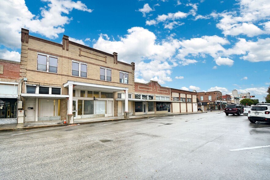 109-111 N River St, Seguin, TX à louer - Photo du bâtiment - Image 1 de 43