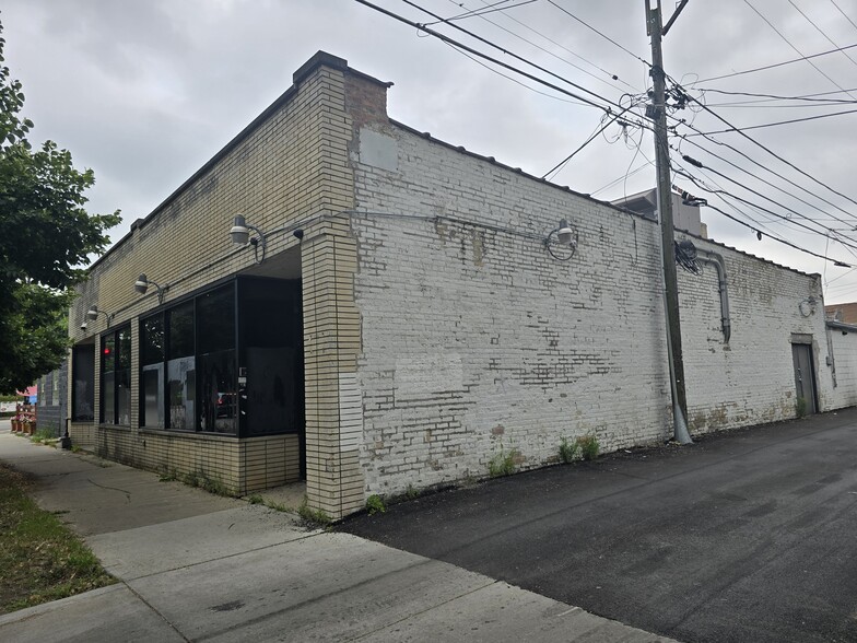 2405 W Ardmore Ave, Chicago, IL for sale - Building Photo - Image 2 of 22