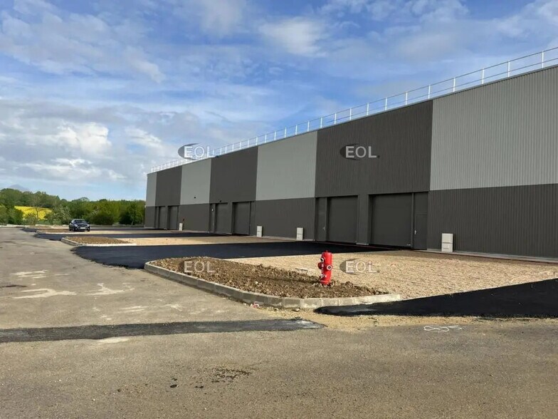 Local d'activités dans Marines à vendre - Photo du bâtiment - Image 1 de 11