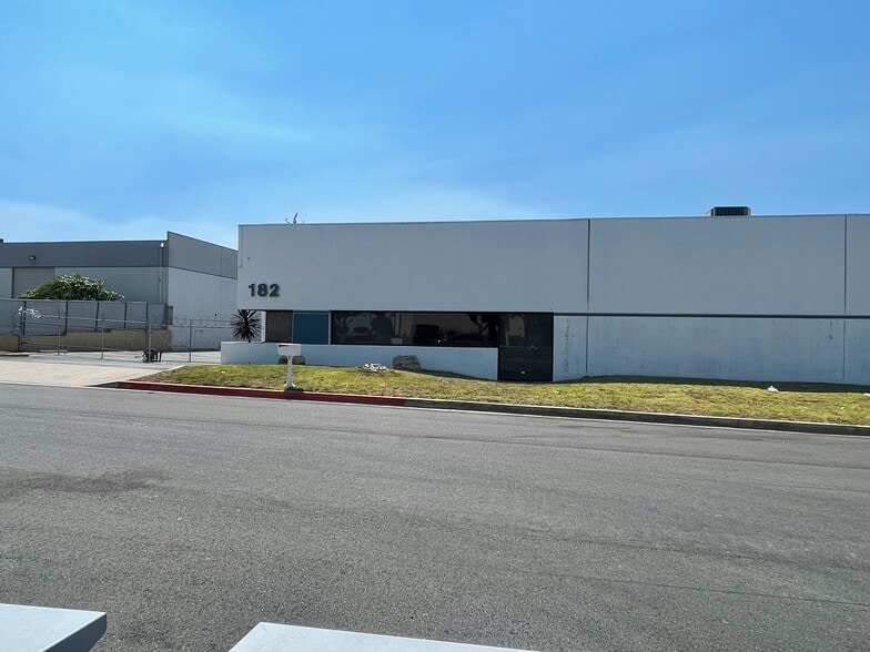 182 Business Center Dr, Corona, CA for lease - Building Photo - Image 2 of 10