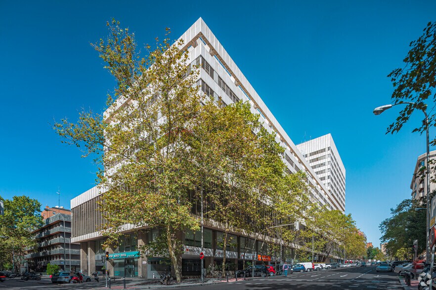 Calle Orense, 69, Madrid, Madrid à louer - Photo du bâtiment - Image 3 de 5