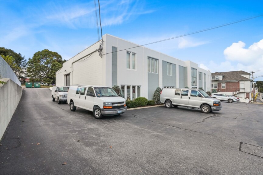 1305 Mineral Spring Ave, North Providence, RI à vendre - Photo du bâtiment - Image 3 de 14