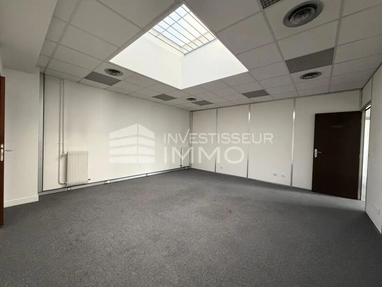 Office in Lognes for lease - Interior Photo - Image 2 of 6