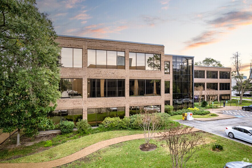 4544 Post Oak Pl, Houston, TX à louer - Photo du bâtiment - Image 2 de 11