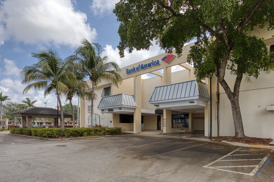 3800 W Broward Blvd, Fort Lauderdale, FL à louer - Photo du bâtiment - Image 2 de 12