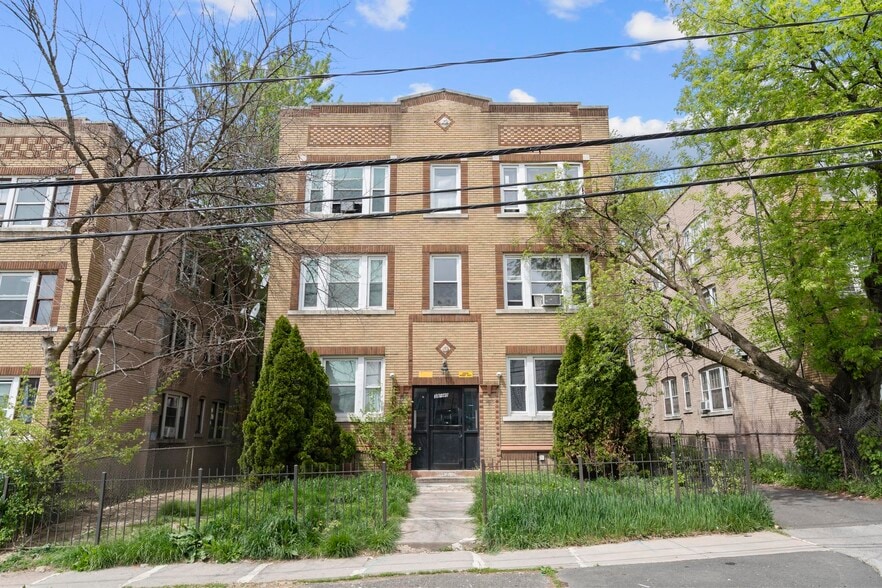 13 Units Mixed-Use w/8.5% CAP Cash Flow portefeuille de 2 propriétés à vendre sur LoopNet.ca - Photo du bâtiment - Image 3 de 13