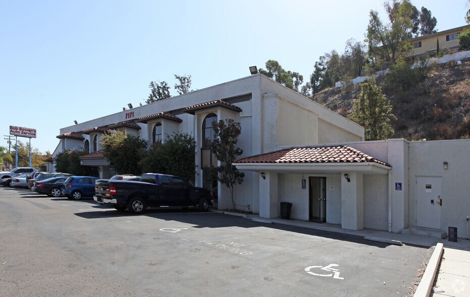 7171 Alvarado Rd, La Mesa, CA à louer - Photo du bâtiment - Image 2 de 24