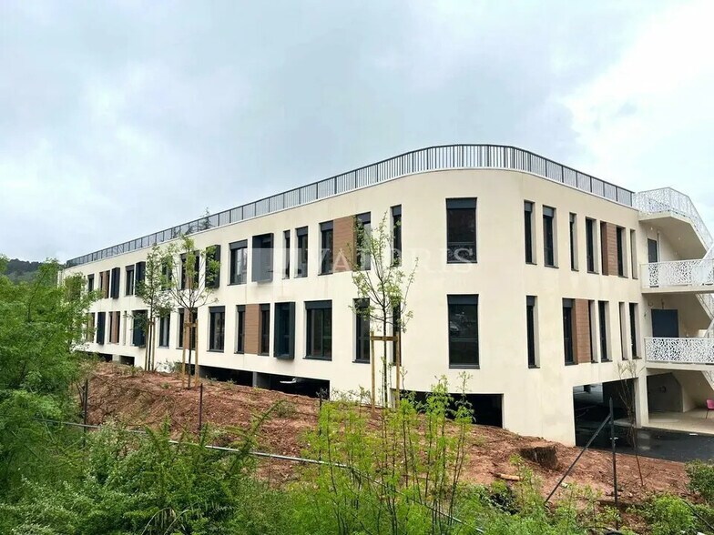 Bureau dans Meyreuil à louer - Photo du bâtiment - Image 1 de 14