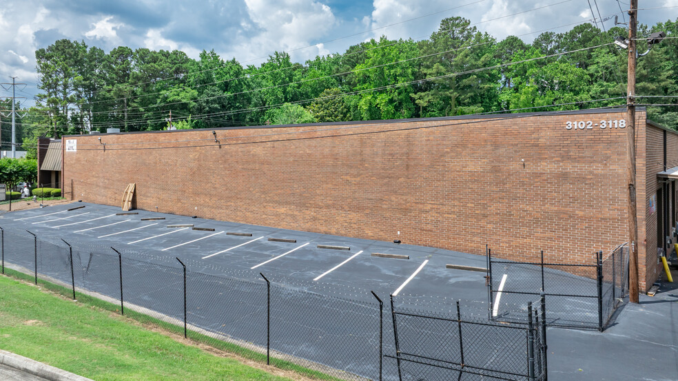 3102-3118 Oakcliff Industrial St, Doraville, GA for lease - Building Photo - Image 2 of 5