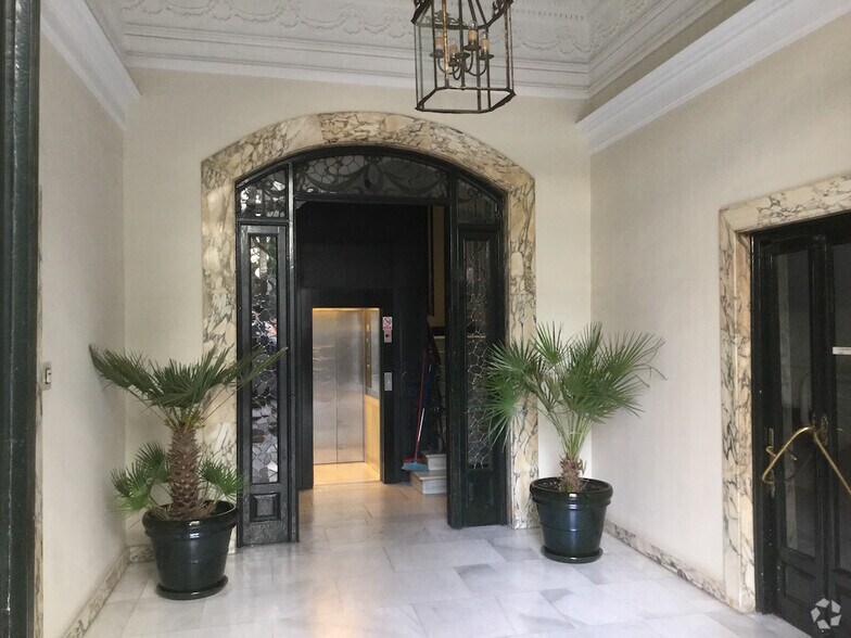 Calle del Monte Esquinza, 14, Madrid, Madrid à louer - Photo du bâtiment - Image 2 de 3