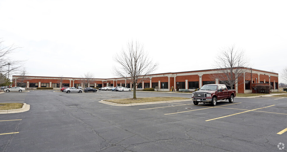 400 Quadrangle Dr, Bolingbrook, IL for lease - Building Photo - Image 1 of 10