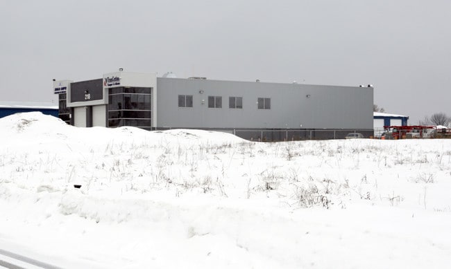 Plus de détails pour 218 Rue Robinson, Saint-eustache, QC - Local d'activités à louer