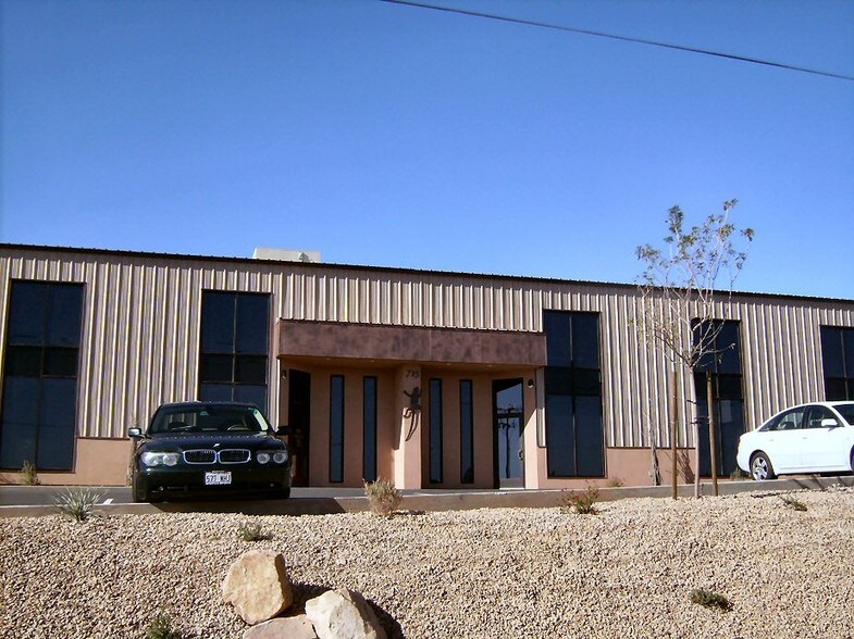 715 E Commerce Dr, St George, UT for lease - Building Photo - Image 2 of 9