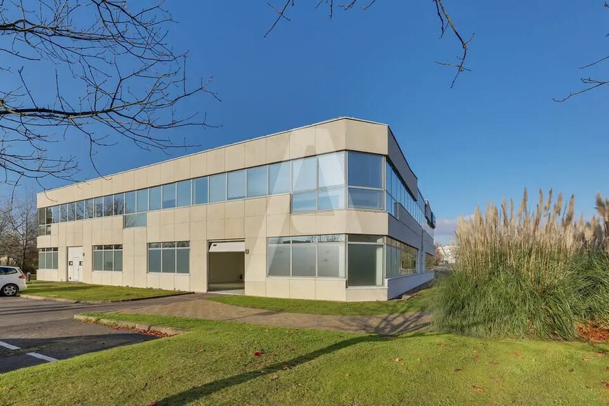 Flex in Les Ulis for lease - Building Photo - Image 2 of 6
