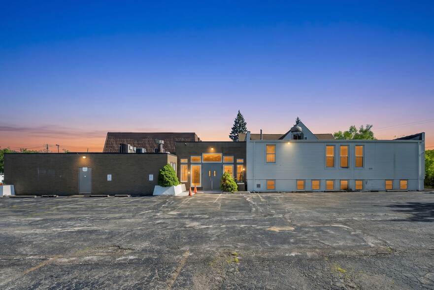 15715 Libby Rd, Maple Heights, OH à vendre - Photo du bâtiment - Image 2 de 76