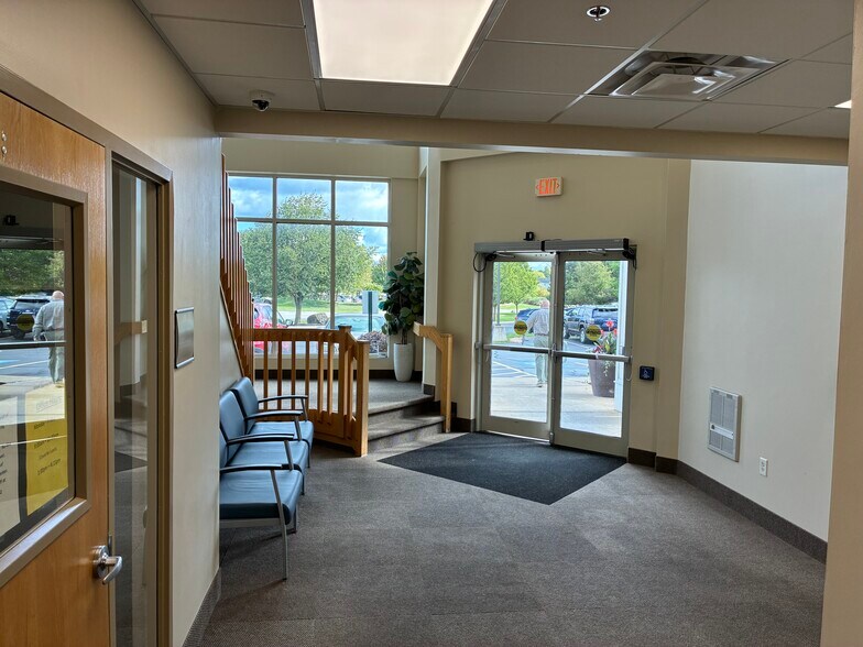 2561 Lac De Ville Blvd, Rochester, NY à louer - Photo du bâtiment - Image 3 de 14