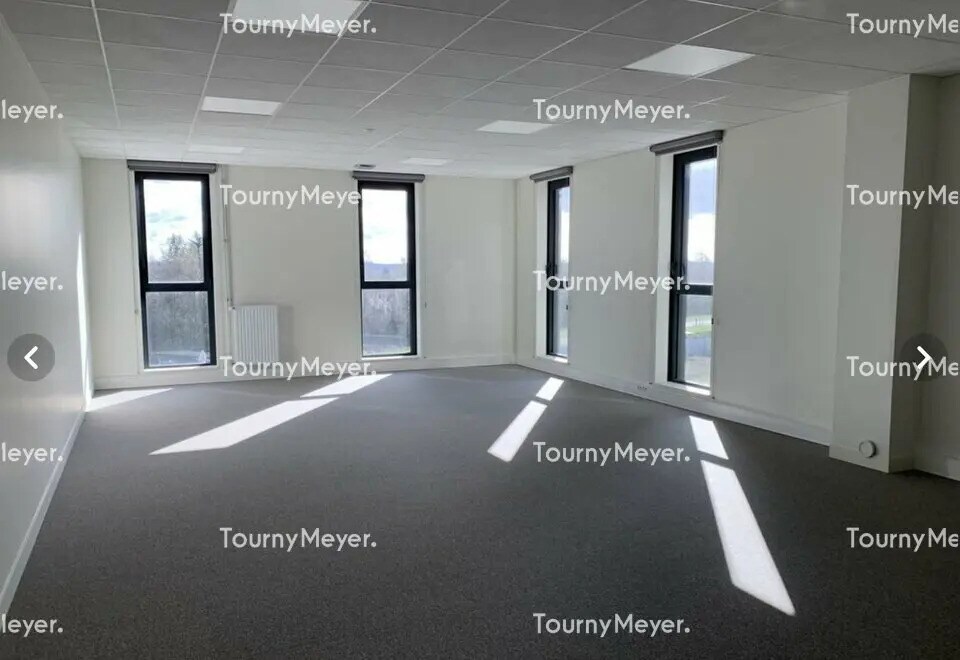 Office in Thorigné-Fouillard for lease Building Photo- Image 1 of 2