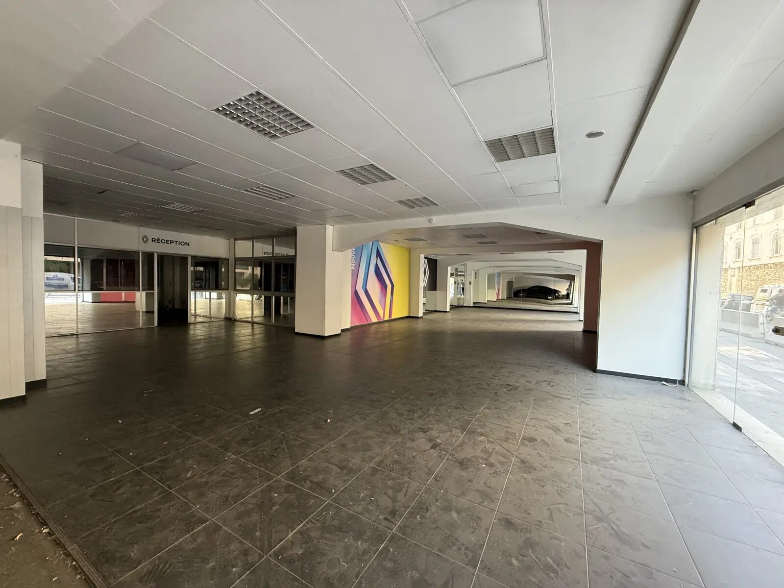 Retail in Marseille for sale Building Photo- Image 1 of 6
