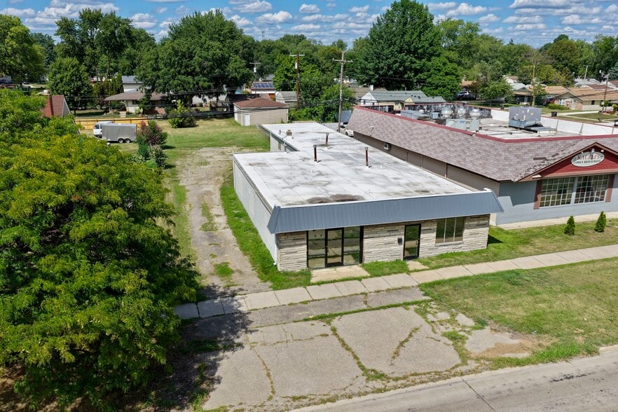 21040 Ecorse Rd, Taylor, MI for sale - Building Photo - Image 1 of 4