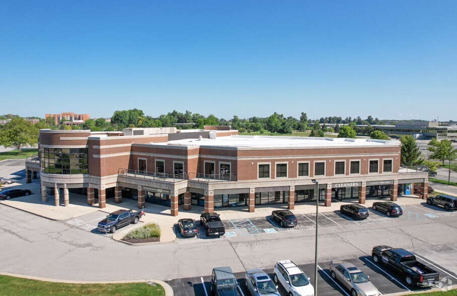 11711 N Pennsylvania St, Carmel, IN à louer - Photo du bâtiment - Image 2 de 2