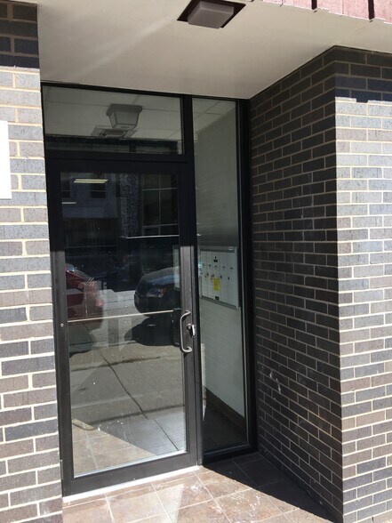 5642 W Diversey Ave, Chicago, IL à louer - Hall d’entrée - Image 2 de 12