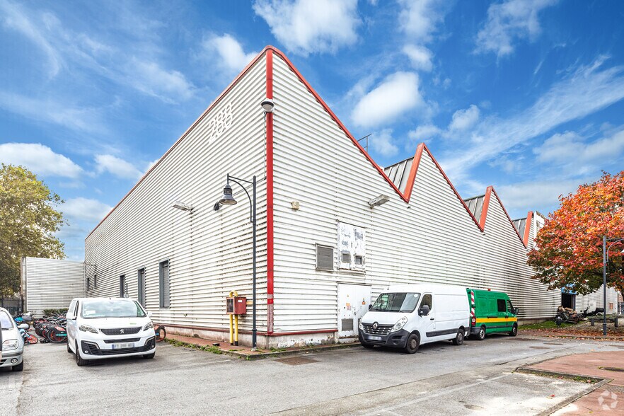 Flex dans Aubervilliers à louer - Photo du bâtiment - Image 2 de 3